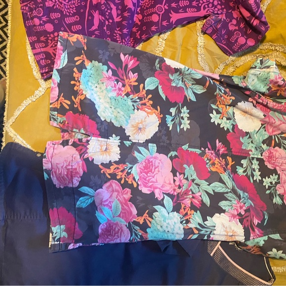 Scrub tops - Picture 2 of 10